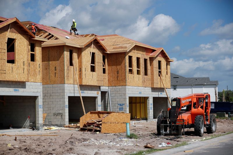 &copy; Reuters. ４月の米住宅着工件数は年率換算で前月比９．５％減の１５６万９０００戸と、市場予想を上回る落ち込みとなった。写真は５月５日、フロリダ州タンパで撮影（２０２１年　ロイター／Oct