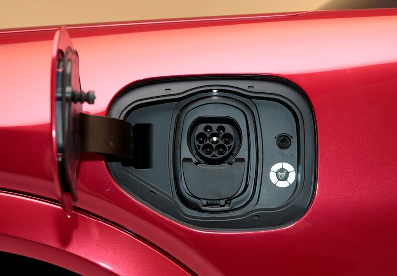&copy; Reuters. FOTO DE ARCHIVO: El conector de carga en el vehículo eléctrico Mustang Mach-E de Ford Motor Co durante una sesión de fotos en un estudio en Warren