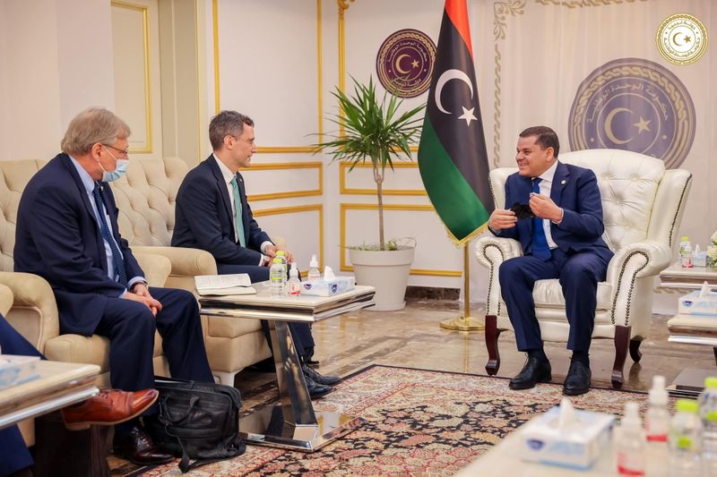 &copy; Reuters. الرئيس الجديد لحكومة الوحدة الوطنية الليبية عبد الحميد الدبيبة (الى اليمين) يتحدث مع نائب مساعد وزير الخارجية الأمريكي جوي هود (في المنتصف) 