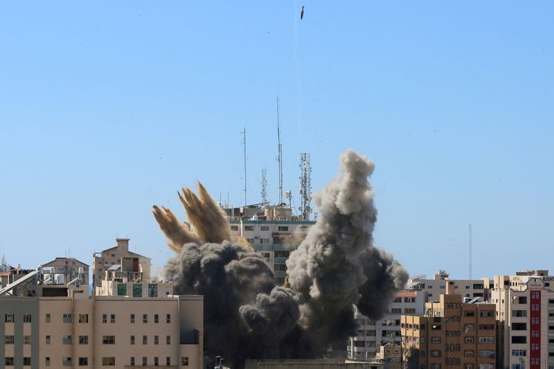 &copy; Reuters. ブリンケン米国務長官は１８日、イスラエル軍によるパレスチナ自治区ガザへの空爆でＡＰ通信や中東のテレビ局アルジャジーラが入るビルが破壊されたことを巡り、米政府が一段の情報を