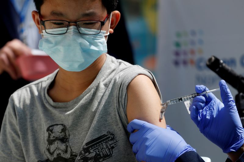 &copy; Reuters. 米疾病対策センターのワレンスキー所長は１８日、米国内で先週１週間に年齢１２─１５歳の子ども約６０万人がファイザー製の新型コロナウイルスワクチンを接種したと発表した。ワクチ