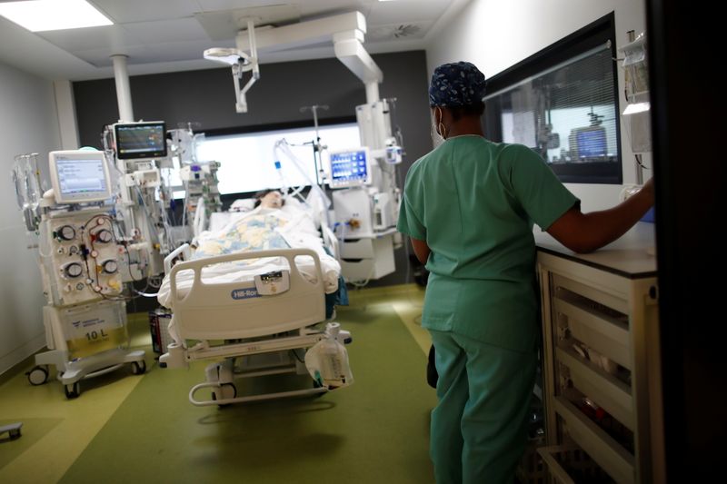 &copy; Reuters. La France compte 4.015 patients soignés en réanimation à cause du COVID-19, soit une baisse de 171 patients sur une journée. /Photo prise le 4 mai 2021/REUTERS/Benoit Tessier