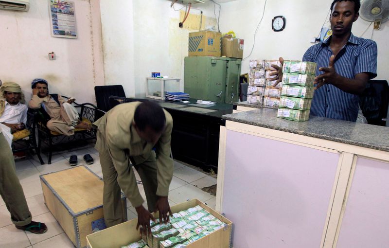 © Reuters. Homens com maços de dinheiro em loja de ouro em Cartum, Sudão 
15/07/2012
REUTERS/Mohamed Nureldin Abdallah 