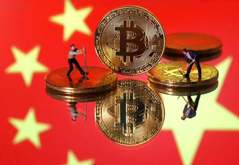 © Reuters. Representação de moeda virtual em frente à bandeira da China 
09/04/2019
REUTERS/Dado Ruvic