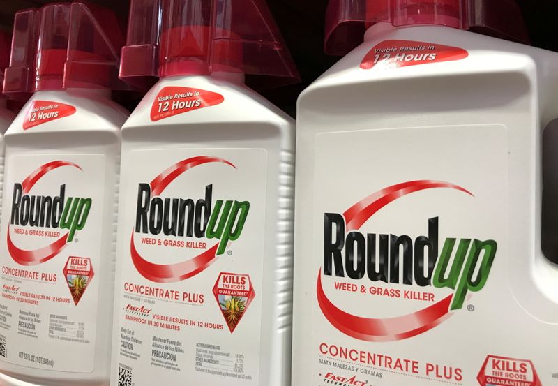 &copy; Reuters. FILE PHOTO: Bayer unit Monsanto Co's Roundup is shown for sale in Encinitas, California, U.S., June 26, 2017.  REUTERS/Mike Blake/File Photo
