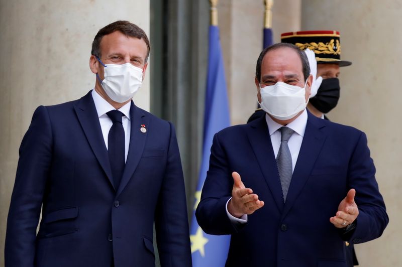 © Reuters. الرئيس الفرنسي إيمانويل ماكرون (الى اليسار) ونظيره المصري عبد الفتاح السيسي في باريس يوم الثلاثاء. صورة لرويترز من ممثل لوكالات الأنباء.