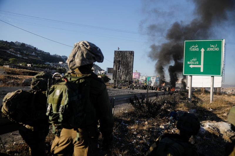 &copy; Reuters. Palestinos protestam em fronteira Israel-Gaza 
 18/5/2021   REUTERS/Raneen Sawafta