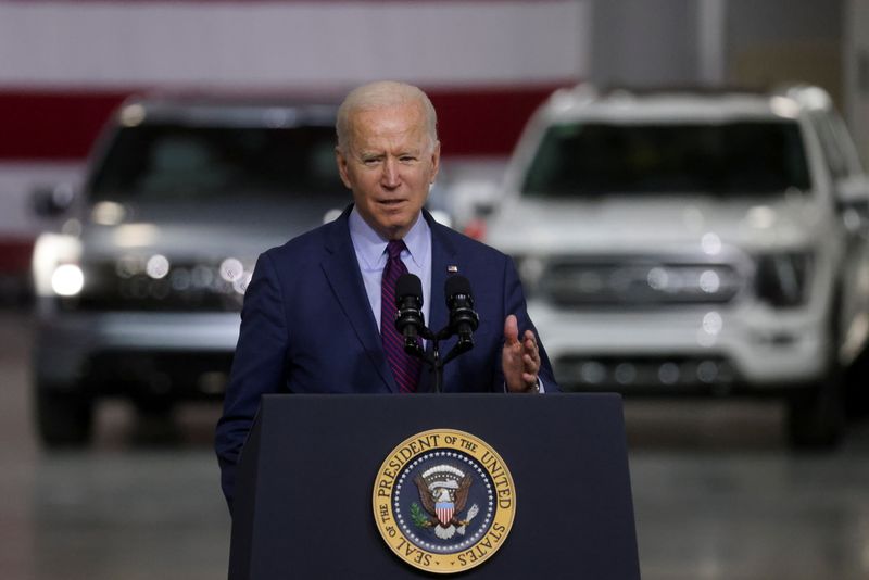 © Reuters. U.S. President Joe Biden delivers remarks after touring Ford Rouge Electric Vehicle Center in Dearborn, Michigan, U.S., May 18, 2021.  REUTERS/Leah Millis