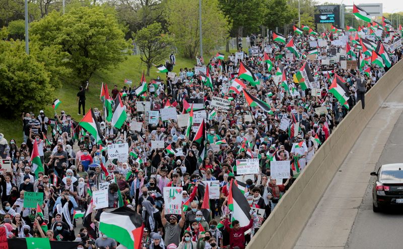 &copy; Reuters. People attend a pro-Palestinian protest in Dearborn, Michigan, U.S., May 16, 2021.  Photo taken May 16, 2021. REUTERS/Rebecca Cook