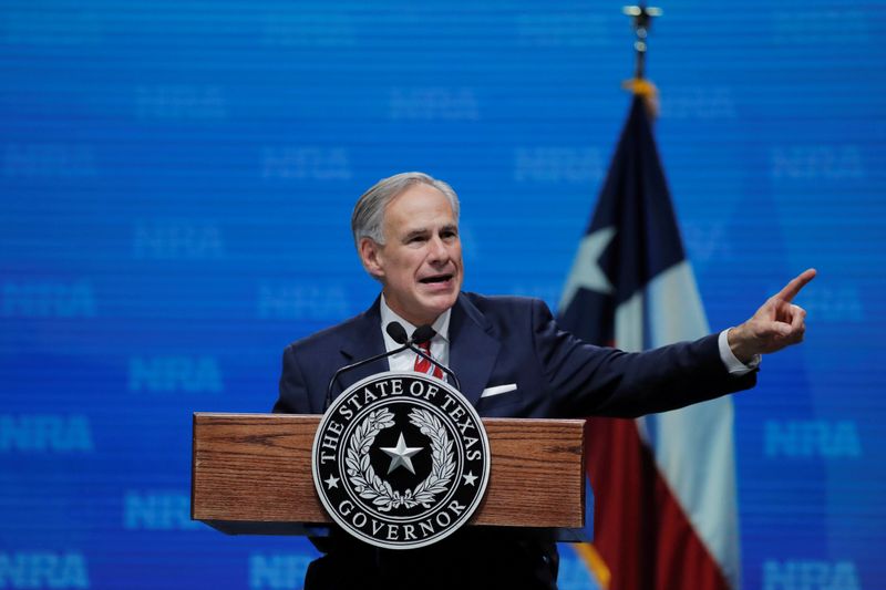 &copy; Reuters. FILE PHOTO: Texas Governor Greg Abbott speaks at the annual National Rifle Association (NRA) convention in Dallas, Texas, U.S., May 4, 2018. REUTERS/Lucas Jackson/File Photo