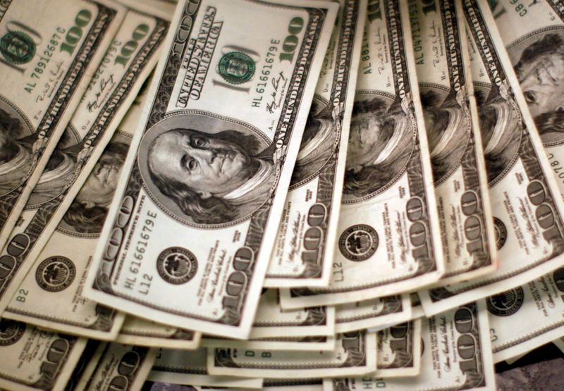 &copy; Reuters. FILE PHOTO: Four thousand U.S. dollars are counted out by a banker counting currency at a bank in Westminster, Colorado November 3, 2009.  REUTERS/Rick Wilking  