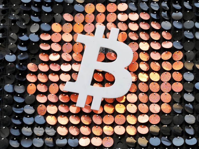 &copy; Reuters. FILE PHOTO: The logo of the Bitcoin digital currency is seen in a shop in Marseille, France, February 7, 2021. REUTERS/Eric Gaillard