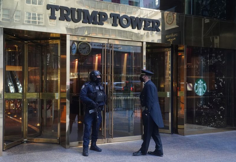 © Reuters. Trump Tower entrance is pictured amid the coronavirus disease (COVID-19) pandemic in the Manhattan borough of New York City, New York, U.S., January 20, 2021. REUTERS/Carlo Allegri