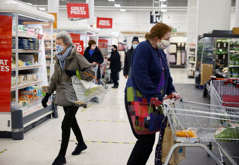 © Reuters. نساء في متجر للتسوق في لندن بصورة من أرشيف رويترز.