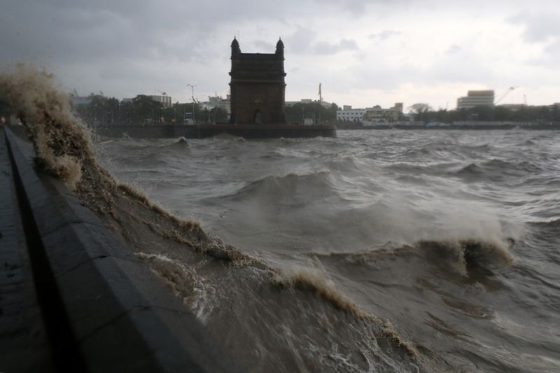 &copy; Reuters. أمواج ناتجة عن الإعصار توكتاي في مومباي يوم 17 مايو أيار 2021. تصوير: نيهاريكا كولكارني - رويترز