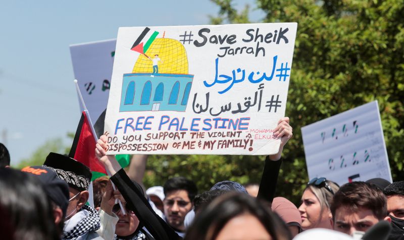 &copy; Reuters. أشخاص يشاركون في احتجاج مؤيد لفلسطين في ديربورن بولاية ميشيجان يوم الثلاثاء. تصوير: ريبيكا كوك - رويترز