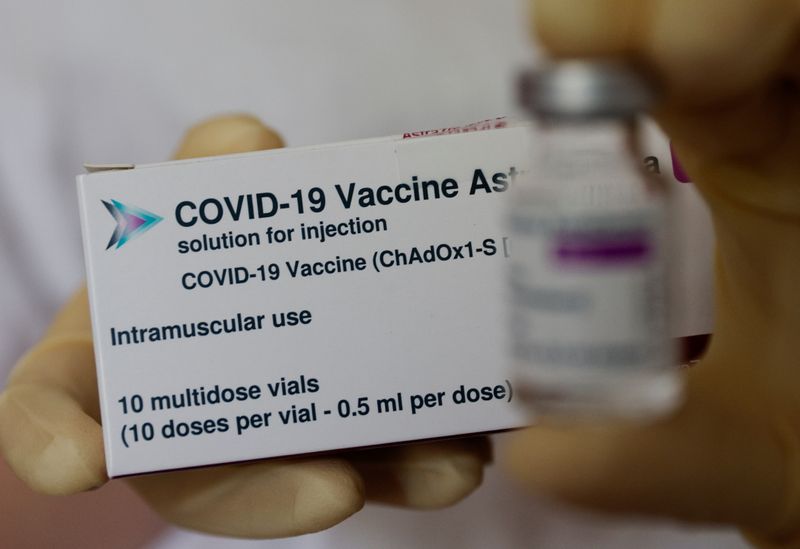 &copy; Reuters. Una caja y un vial de la vacuna COVID-19 de AstraZeneca en un centro de medicina general, mientras continúa la propagación de la enfermedad del coronavirus (COVID-19), en Viena, Austria, 18 de mayo de 2021. REUTERS/Leonhard Foeger