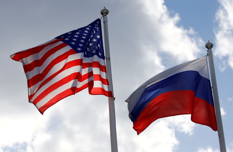&copy; Reuters. Una bandiera russa e una bandiera statunitense vicino a una fabbrica a Vsevolozhsk, regione di Leningrado, Russia , 27 marzo 2019. REUTERS / Anton Vaganov  
