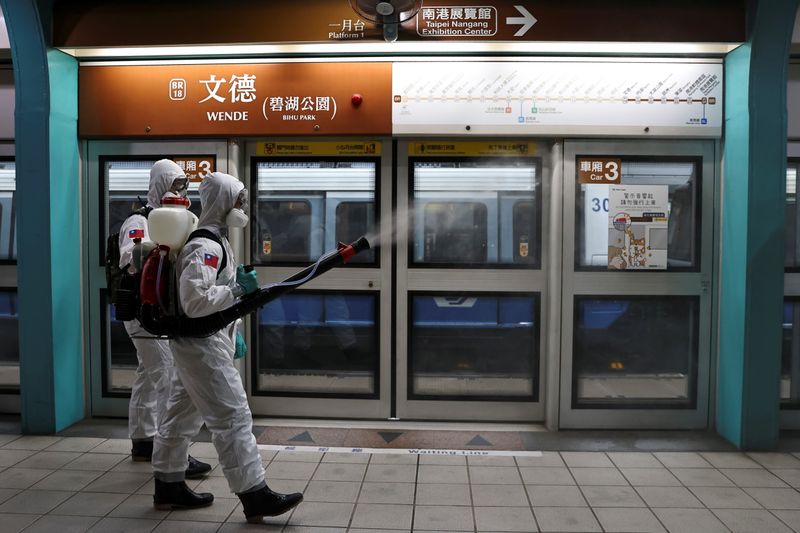 © Reuters. Soldiers in protective suits disinfect a metro station following a surge of coronavirus disease (COVID-19) infections in Taipei, Taiwan May 19, 2021. REUTERS/Ann Wang