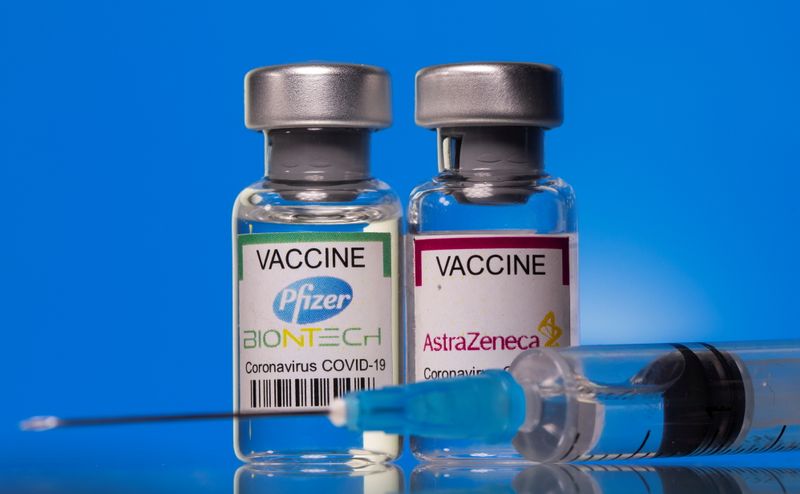&copy; Reuters. Ilustración de viales con las etiquetas de la vacuna contra la enfermedad del coronavirus (COVID-19) de Pfizer-BioNTech y AstraZeneca