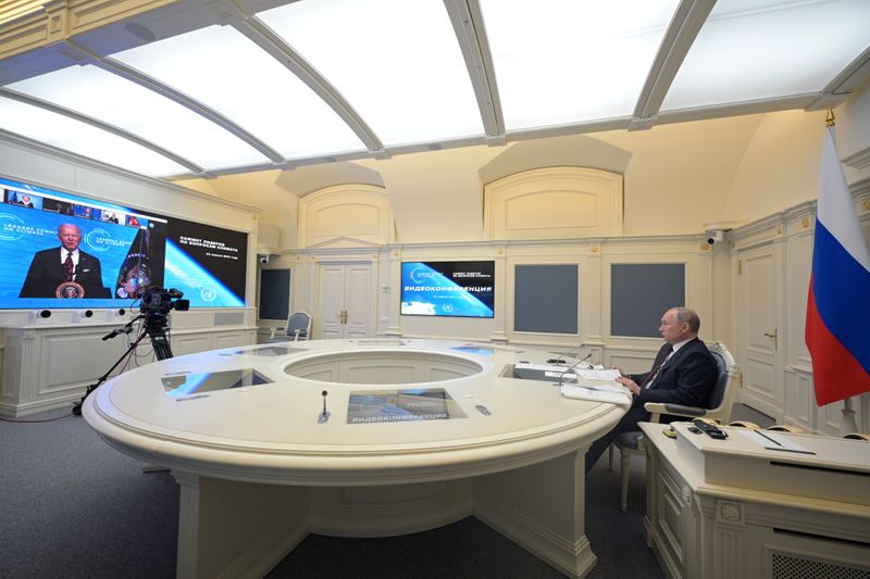 &copy; Reuters. الرئيس الروسي فلاديمير بوتين يستمع للرئيس الأمريكي جو بايدن لدى حضوره قمة عالمية للمناخ افتراضية خلال دائرة تلفزيونية مغلقة في موسكو يوم 22 