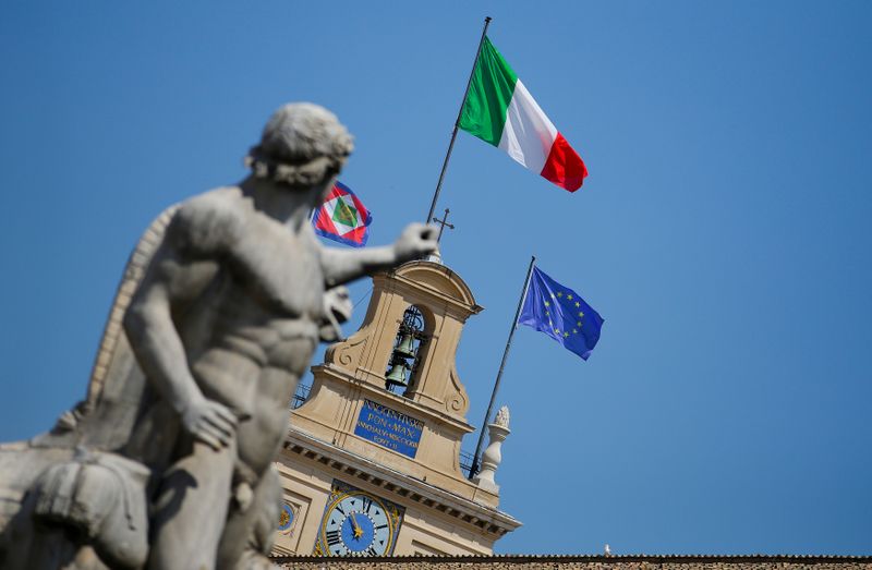 &copy; Reuters. The Italian national flag flutters atop of the Quirinale presidential palace in Rome June 26, 2013. REUTERS/Max Rossi 