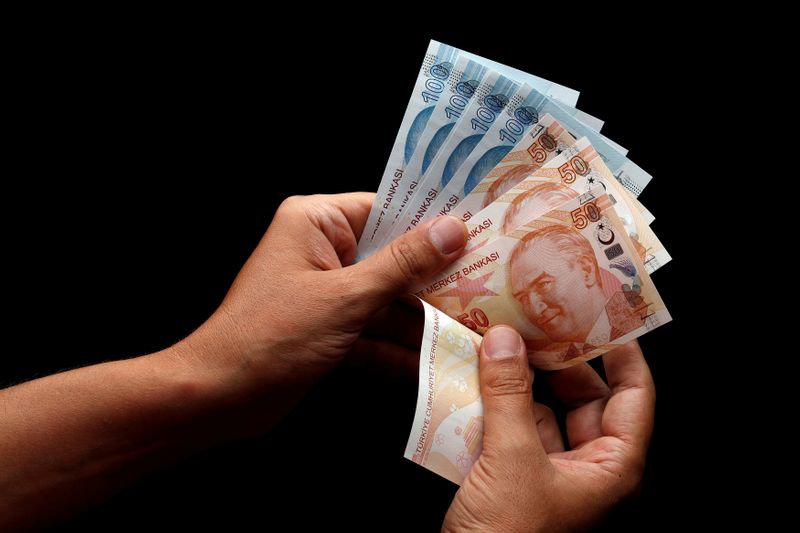 &copy; Reuters. FILE PHOTO: Turkish lira banknotes are seen in this picture illustration in Istanbul, Turkey August 14, 2018. REUTERS/Murad Sezer/Illustration/File Photo