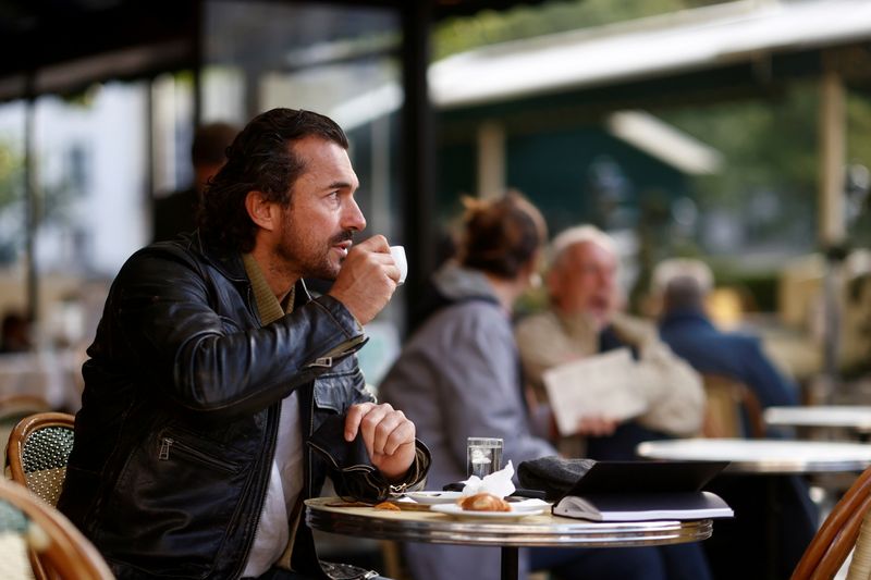 &copy; Reuters. Pour Elie Ayache, un Parisien qui profitait mercredi d'un café et d'un croissant sur la terrasse de son restaurant préféré, c'est un peu le retour à la vie d'avant. /Photo prise le 19 mai 2021/REUTERS/Christian Hartmann