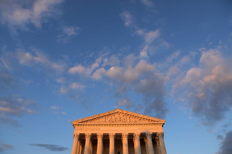 &copy; Reuters. FILE PHOTO: Light from the sunset shines on the United States Supreme Court Building in Washington, D.C., U.S., May 13, 2021. REUTERS/Andrew Kelly