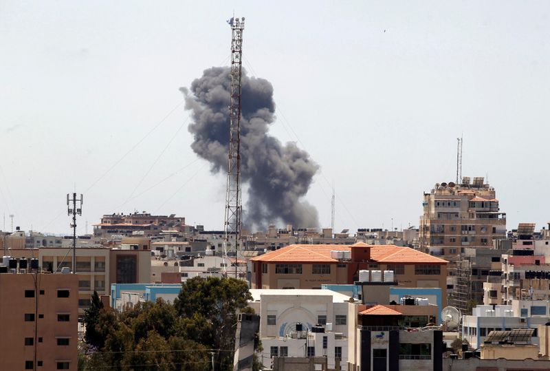 © Reuters. دخان يتصاعد خلال ضربة جوية إسرائيلية على غزة يوم الأربعاء. تصوير: أحمد جاد الله - رويترز.