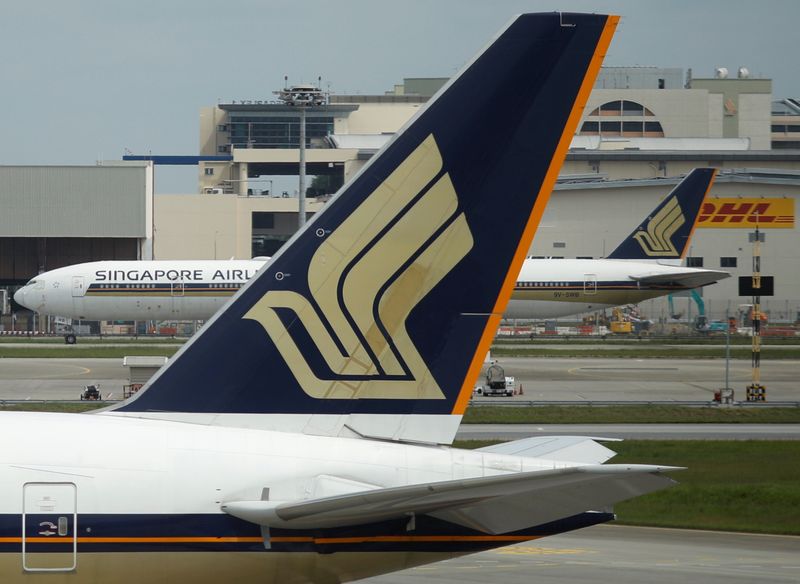 &copy; Reuters. FILE PHOTO: Singapore Airlines planes sit on the tarmac at Changi Airport in Singapore December 8, 2020.  REUTERS/Edgar Su