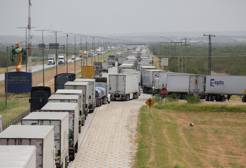 &copy; Reuters. Foto de archivo: Los camiones esperan en una larga cola para que el control aduanero fronterizo cruce hacia EEUU, en el Puente de Comercio Mundial en Nuevo Laredo