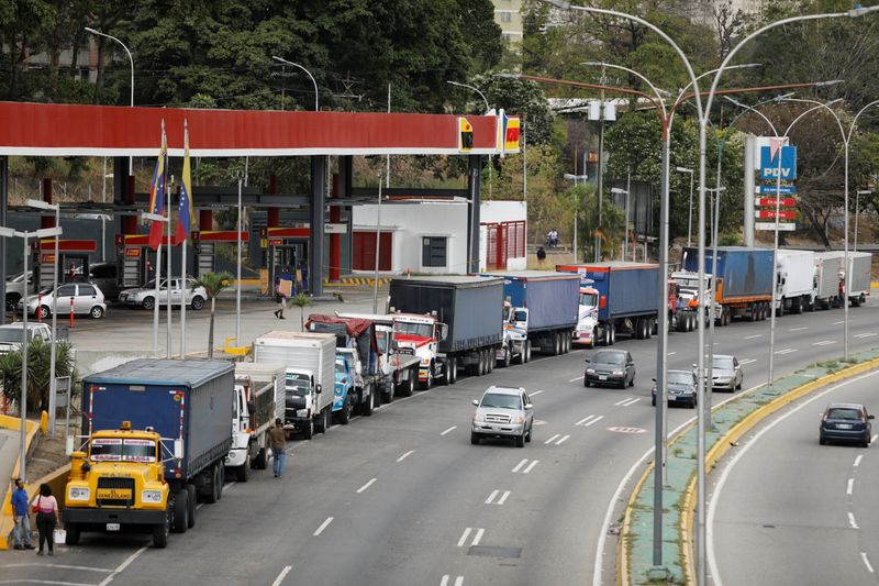 &copy; Reuters. FOTO DE ARCHIVO. Una fila de camiones espera por recargas de diésel en una estación de gasolinas de Caracas. Marzo, 2021. REUTERS/Leonardo Fernandez Viloria