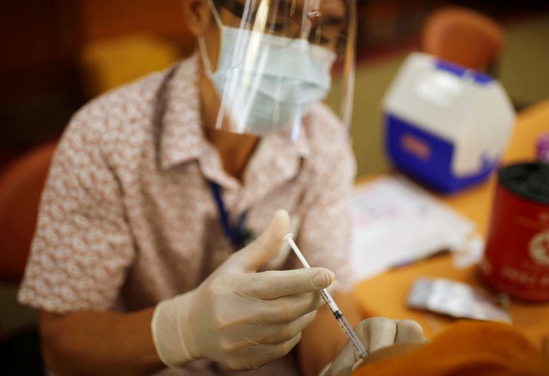 &copy; Reuters. Vacinação contra Covid-19 em Bangcoc, Tailândia
19/5/2021 REUTERS/Soe Zeya Tun
