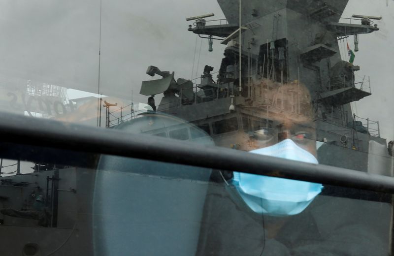 &copy; Reuters. Un hombre que estaba varado en el mar a bordo de la Barcaza P305 debido al ciclón Tauktae mira por la ventana de un autobús después de que fue rescatado por la Armada India a bordo del buque Kochi en un puerto de la Armada en Mumbai, India. 19 de mayo,