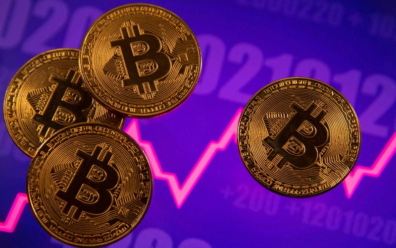 &copy; Reuters. FILE PHOTO: A representation of virtual currency Bitcoin is seen in front of a stock graph in this illustration taken March 15, 2021. REUTERS/Dado Ruvic/Illustration