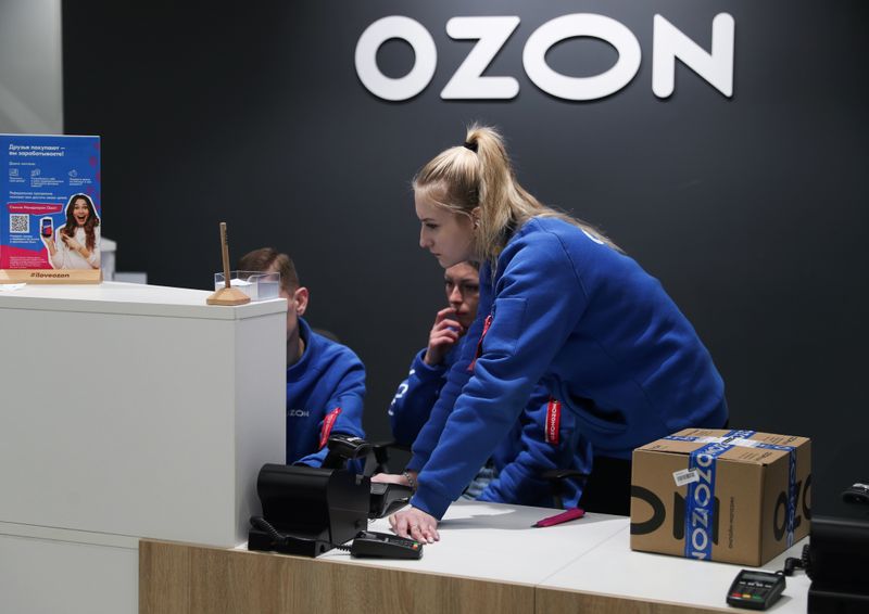 &copy; Reuters. Employees work at the pick-up point of the Ozon online retailer in Moscow, Russia March 16, 2020. REUTERS/Evgenia Novozhenina