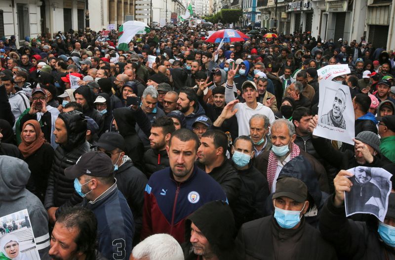&copy; Reuters. محتجون جزائريون يطالبون بتغيير سياسي في العاصمة الجزائر يوم 16 أبريل نيسان 2021. تصوير: رمزي بودينا - رويترز.