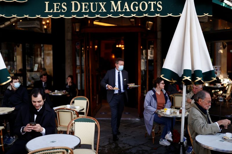 &copy; Reuters. Reabertura de cafés em Paris
 19/5/ 2021 REUTERS/Christian Hartmann