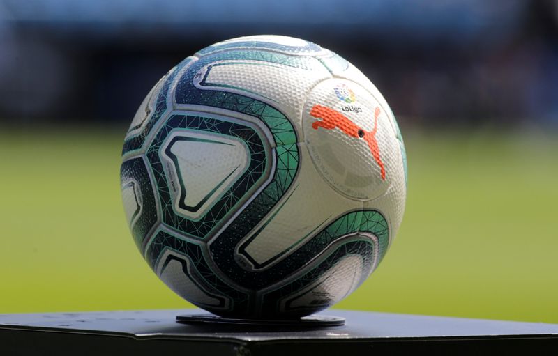 &copy; Reuters. FOTO DE ARCHIVO: Un balón de fútbol en el estadio de Balaídos de Vigo, Galicia, España, el 17 de agosto de 2019. REUTERS/Miguel Vidal