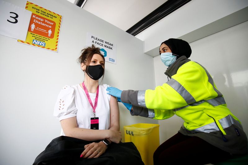 © Reuters. Eve Westwell, 29, recebe dose da vacina Pfizer contra a Covid-19 em um centro de vacinação em Blackburn, Reino Unido
19/05/2021 REUTERS/Jason Cairnduff
