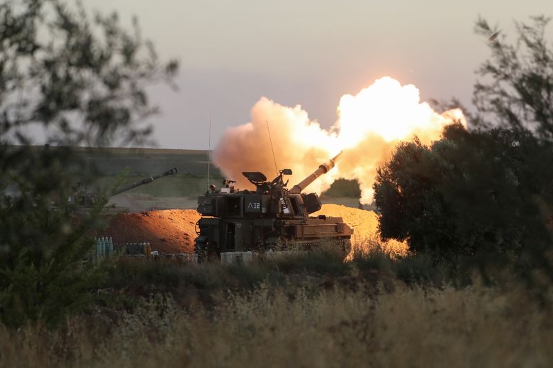 &copy; Reuters. جنود اسرائيليون على متن وحدة مدفعية تطلق النيران بالقرب من الحدود بين اسرائيل وقطاع غزة يوم الأربعاء. تصوير: عمار عوض - رويترز.
