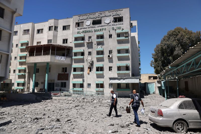 &copy; Reuters. Médicos palestinos caminham na sede do Ministério da Saúde destruída após ataques aéreos israelenses em Gaza
19/05/2021 REUTERS/Mohammed Salem