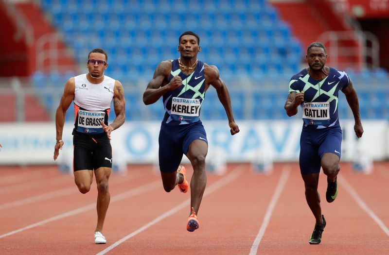 &copy; Reuters. العداء الأمريكي فريد كيرلي خلال سباق 100 متر في لقاء أوسترافا لألعاب القوى يوم الأربعاء. صورة لرويترز.