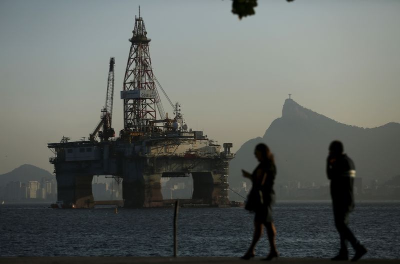 © Reuters. Plataforma de petróleo na Baía de Guanabara, em Niterói (RJ) 
20/04/2015
REUTERS/Pilar Olivares