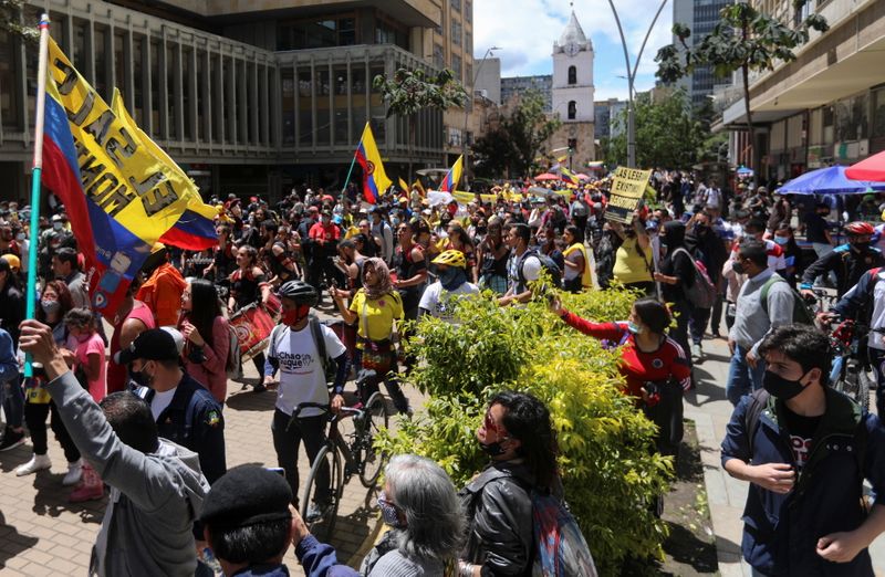 &copy; Reuters. Manifestantes toman parte de una protesta para exigir al gobierno a tomar medidas para abordar la pobreza, la violencia policial y la desigualdad en los sistema de salud y educación, en Bogotá, Colombia, Mayo 19, 2021. REUTERS/Luisa Gonzalez