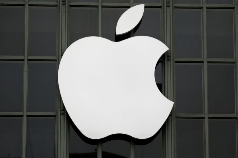 &copy; Reuters. Logo de Apple em San Francisco
 13/6/2016 REUTERS/Stephen Lam