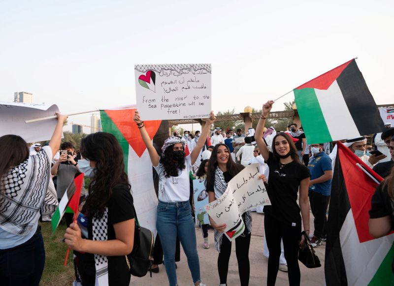 &copy; Reuters. أشخاص يتجمعون احتجاجا على القصف الاسرائيلي لغزة في مدينة الكويت يوم الأربعاء. تصوير: ستيفاني ماكجيهي - رويترز.