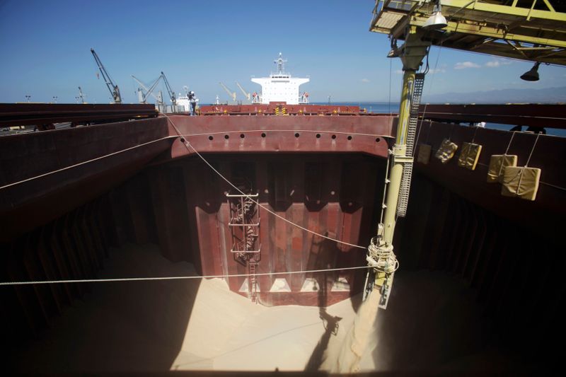 &copy; Reuters. Navio carregado com açúcar bruto em Acajutla, El Salvador 
03/03/2015
REUTERS/Jose Cabezas