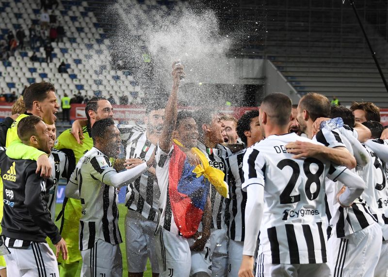 &copy; Reuters. لاعبو يوفنتوس يحتفلون بالفوز بكأس إيطاليا لكرة القدم يوم الأربعاء. تصوير: البرتو لينجريا - رويترز.